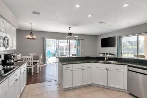 Executive Pool Home In Tarpon Springs