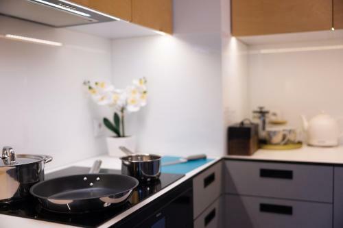 Apartamento Stylish Apt - Free Parking - Fast Internet- King Bed - Close To Everything