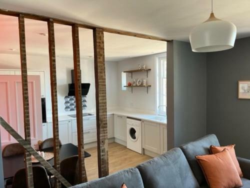 Aspen-free Parking-grade II Listed-second Floor Two Bedrooms Apartment