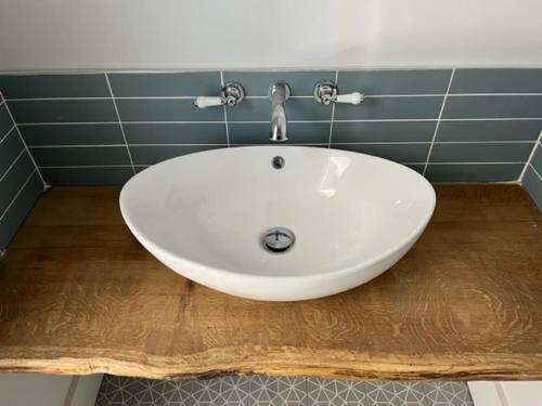 Aspen-free Parking-grade II Listed-second Floor Two Bedrooms Apartment