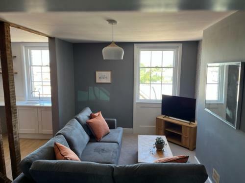 Aspen-free Parking-grade II Listed-second Floor Two Bedrooms Apartment