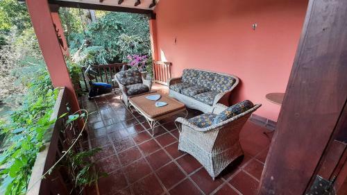 Linda Casa Colonial Em Meio A Natureza