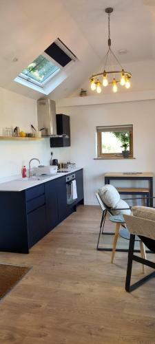The Brookhouse. Cheerful Tiny House With Seaview.