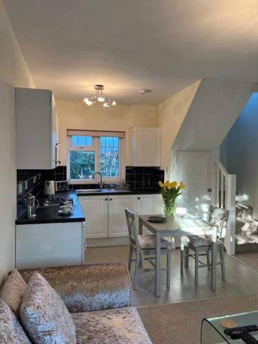 Apartamento Self Contained, Spacious Annex With Private Drive.