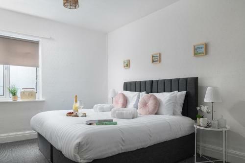 Beachcliffe House - Sea Front Property - Sleeps 10 - Pet Friendly