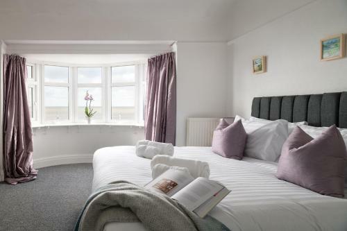 Beachcliffe House - Sea Front Property - Sleeps 10 - Pet Friendly