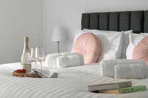 Beachcliffe House - Sea Front Property - Sleeps 10 - Pet Friendly