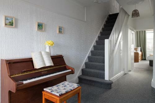 Beachcliffe House - Sea Front Property - Sleeps 10 - Pet Friendly