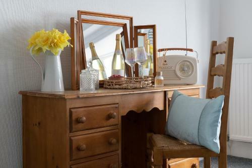 Beachcliffe House - Sea Front Property - Sleeps 10 - Pet Friendly