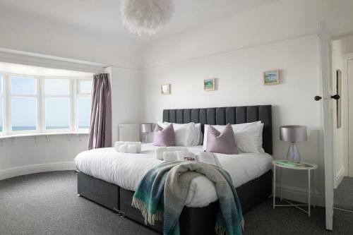 Beachcliffe House - Sea Front Property - Sleeps 10 - Pet Friendly