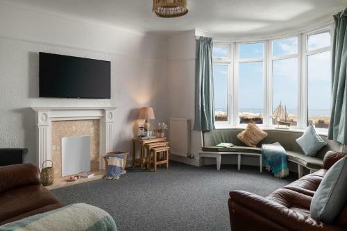 Beachcliffe House - Sea Front Property - Sleeps 10 - Pet Friendly
