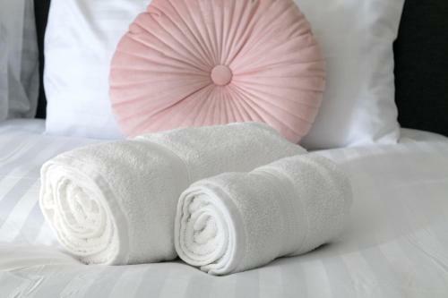 Beachcliffe House - Sea Front Property - Sleeps 10 - Pet Friendly