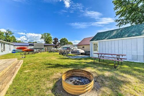 Charming Houghton Lake Cottage Walk To Lake!