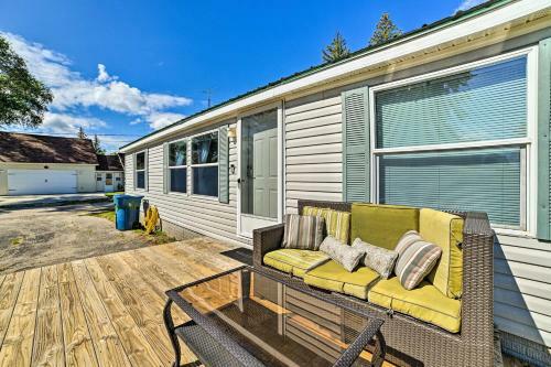 Charming Houghton Lake Cottage Walk To Lake!