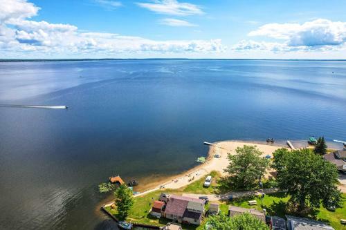 Charming Houghton Lake Cottage Walk To Lake!