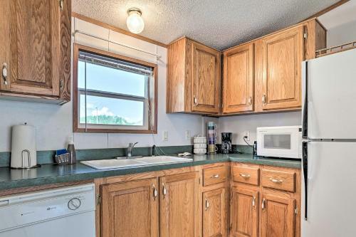 Charming Houghton Lake Cottage Walk To Lake!