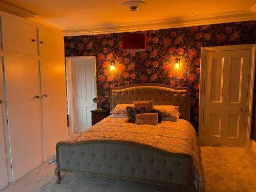 Glorious 6 Bed Detached Victorian Villa By The Sea