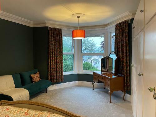 Glorious 6 Bed Detached Victorian Villa By The Sea