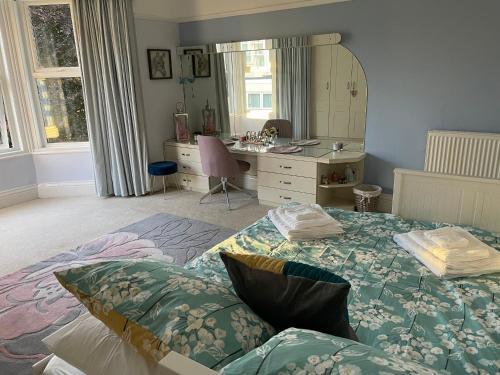 Glorious 6 Bed Detached Victorian Villa By The Sea