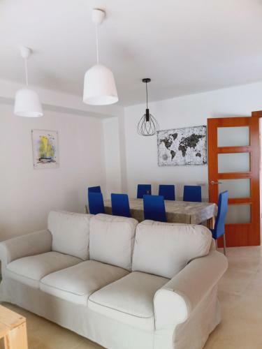 Chalet Amplio Con Jard�n Y Zona Barbacoa.