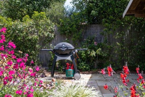 Stunning 5 Bed 3 Bath House Near The Sea!