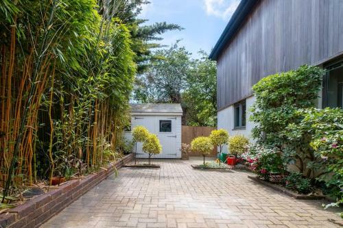 Stunning 5 Bed 3 Bath House Near The Sea!