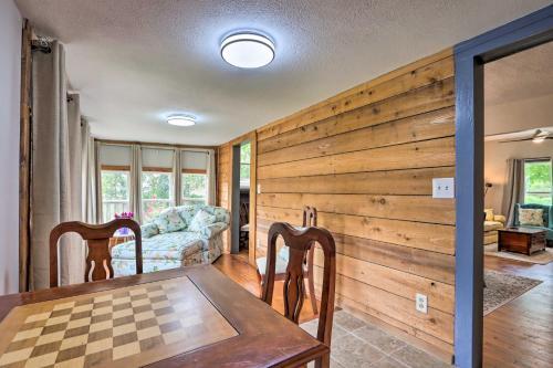 Classy Home With Enclosed Sunroom, Walk To Town