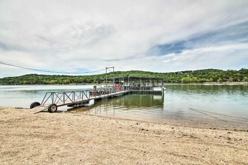 Quaint Reeds Spring Cabin, Lake And Pool Access