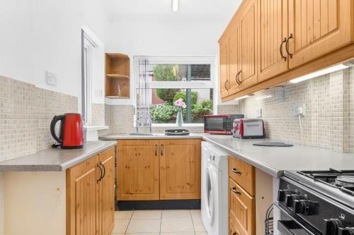 Spacious 4 Bedroom House Located Near Bhx & Nec