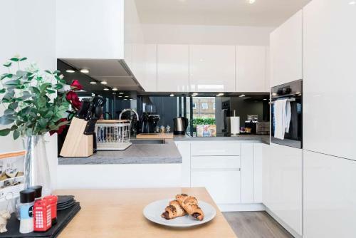 1-bed Apartment In Staines Parking And Balcony