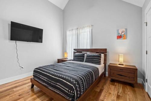 Black Mountain Cottage W/ Hot Tub!
