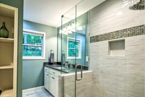Charming Columbus Escape With Hot Tub And Grill!