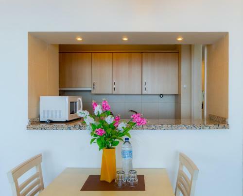 Lovely Fourth Floor Ocean View Lago Apartment