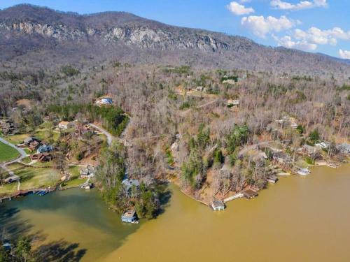 Lakeview Oasis- Pet Friendly W/ Hot Tub & Beach!