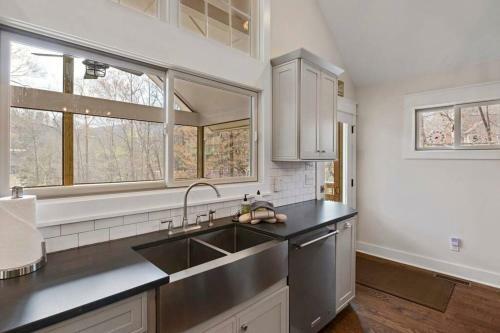 Lakeview Oasis- Pet Friendly W/ Hot Tub & Beach!