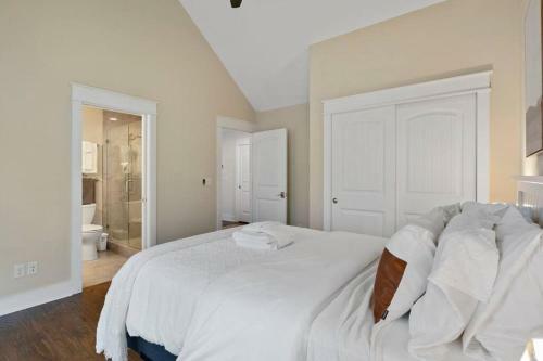Lakeview Oasis- Pet Friendly W/ Hot Tub & Beach!