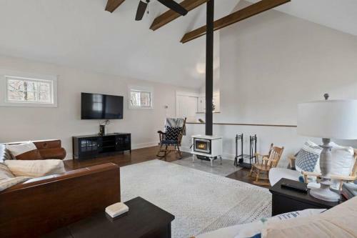 Lakeview Oasis- Pet Friendly W/ Hot Tub & Beach!