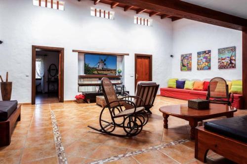 Hist�rica Villa Con Molino De Viento