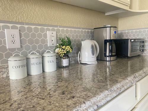 Downstairs Unit Guest House Wd Full Kitchen