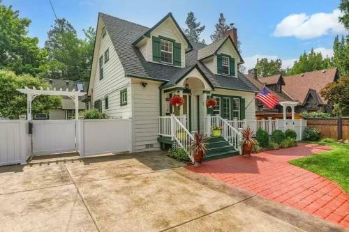 1930s Queen Anne Home 4 Bedroom-central Location