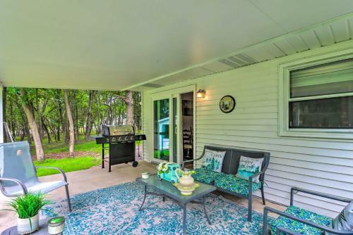 Retreat With Fire Pit - Walk To Community Lake!