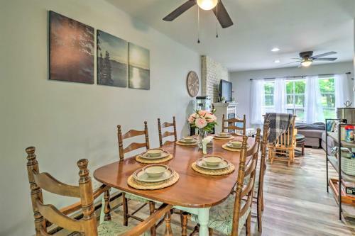 Retreat With Fire Pit - Walk To Community Lake!