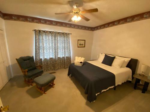 Charming Getaway Minutes From The Lake!