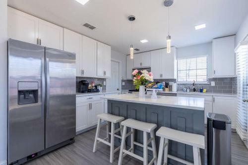 Luxurious Renovated Home-central Location-pet