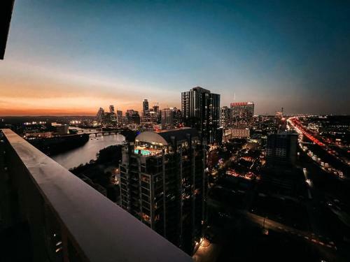 Apartamento New! Luxury Downtown Austin Rainey St. Lake View!