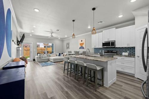 Beautiful New 3 Bedroom Townhouse W/ Private Pool
