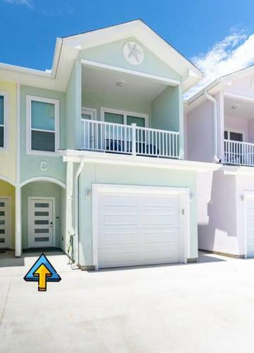 Beautiful New 3 Bedroom Townhouse W/ Private Pool