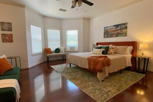New Listing By Superhost! Walk To Texas Tech!