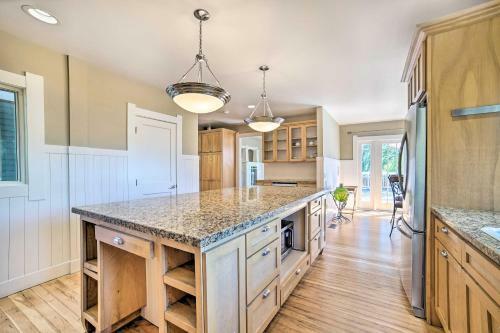 Bellevue Craftsman Home With Deck And Fire Pit!