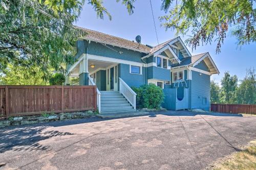 Bellevue Craftsman Home With Deck And Fire Pit!